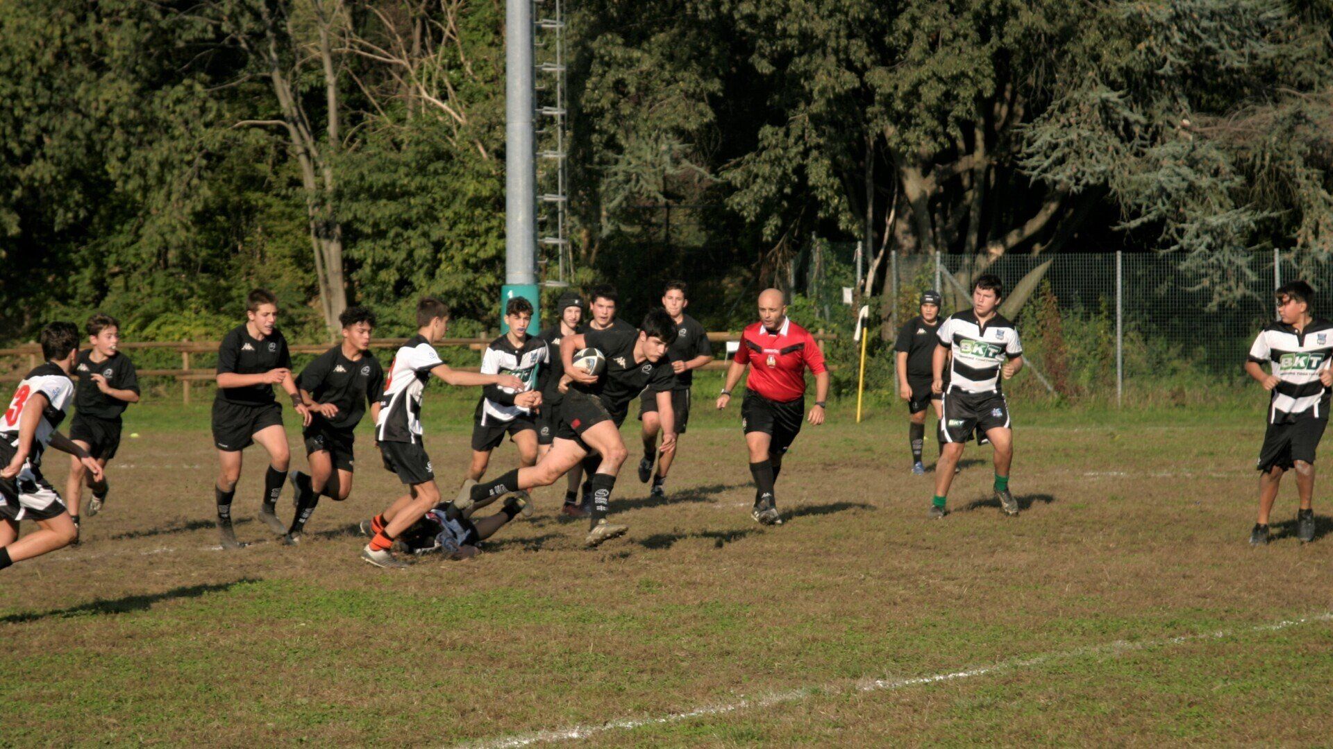 Un gruppo di persone sta giocando una partita di rugby su un campo.