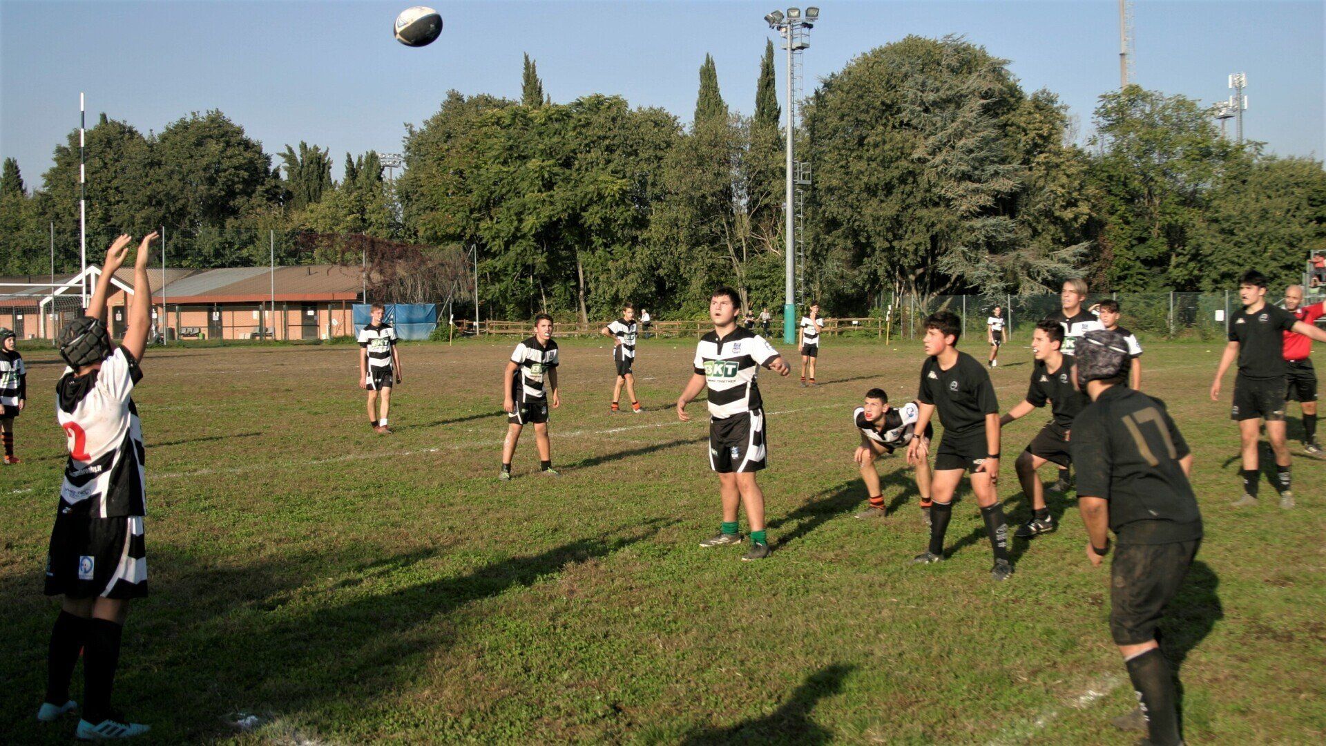 Un gruppo di ragazzi sta giocando a rugby su un campo