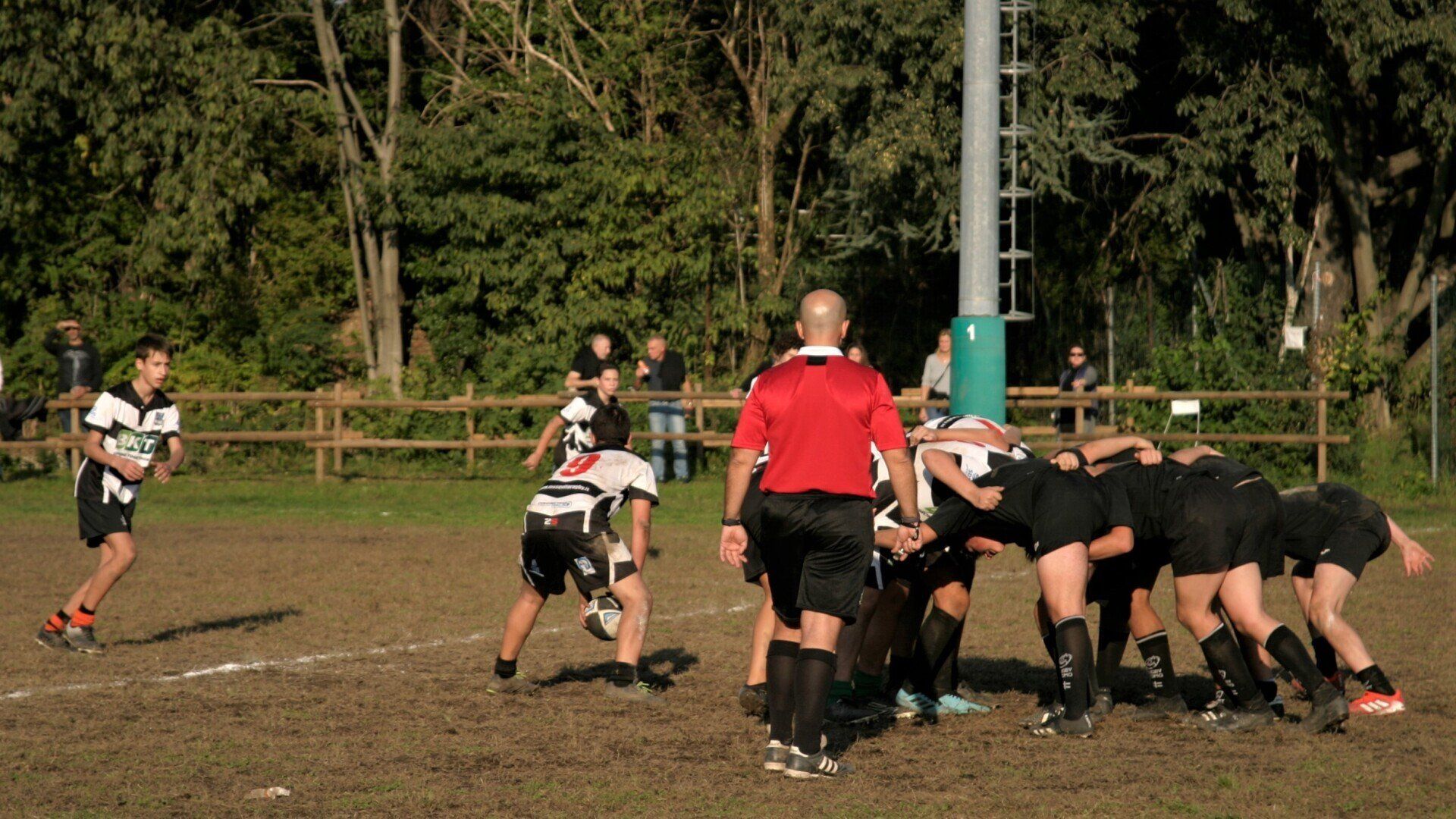 Un gruppo di persone sta giocando una partita di rugby su un campo.