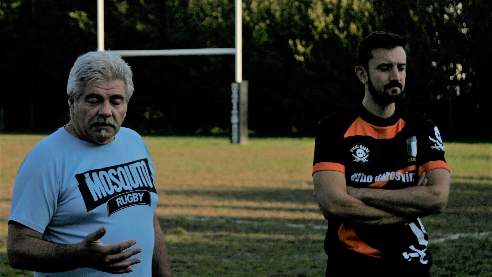 Un uomo che indossa una maglietta da rugby con la scritta 