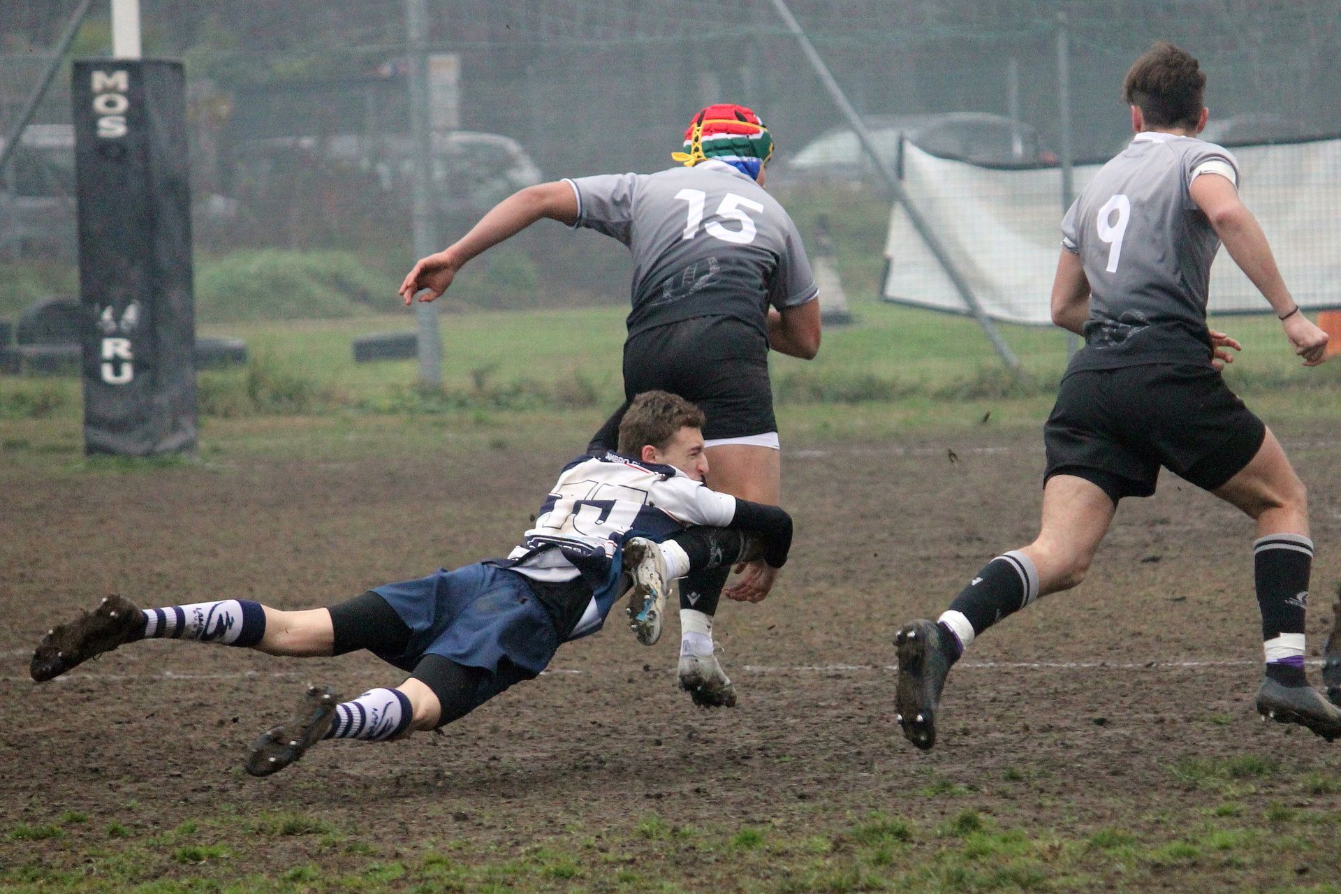 Un giocatore di rugby con il numero 15 sulla maglia