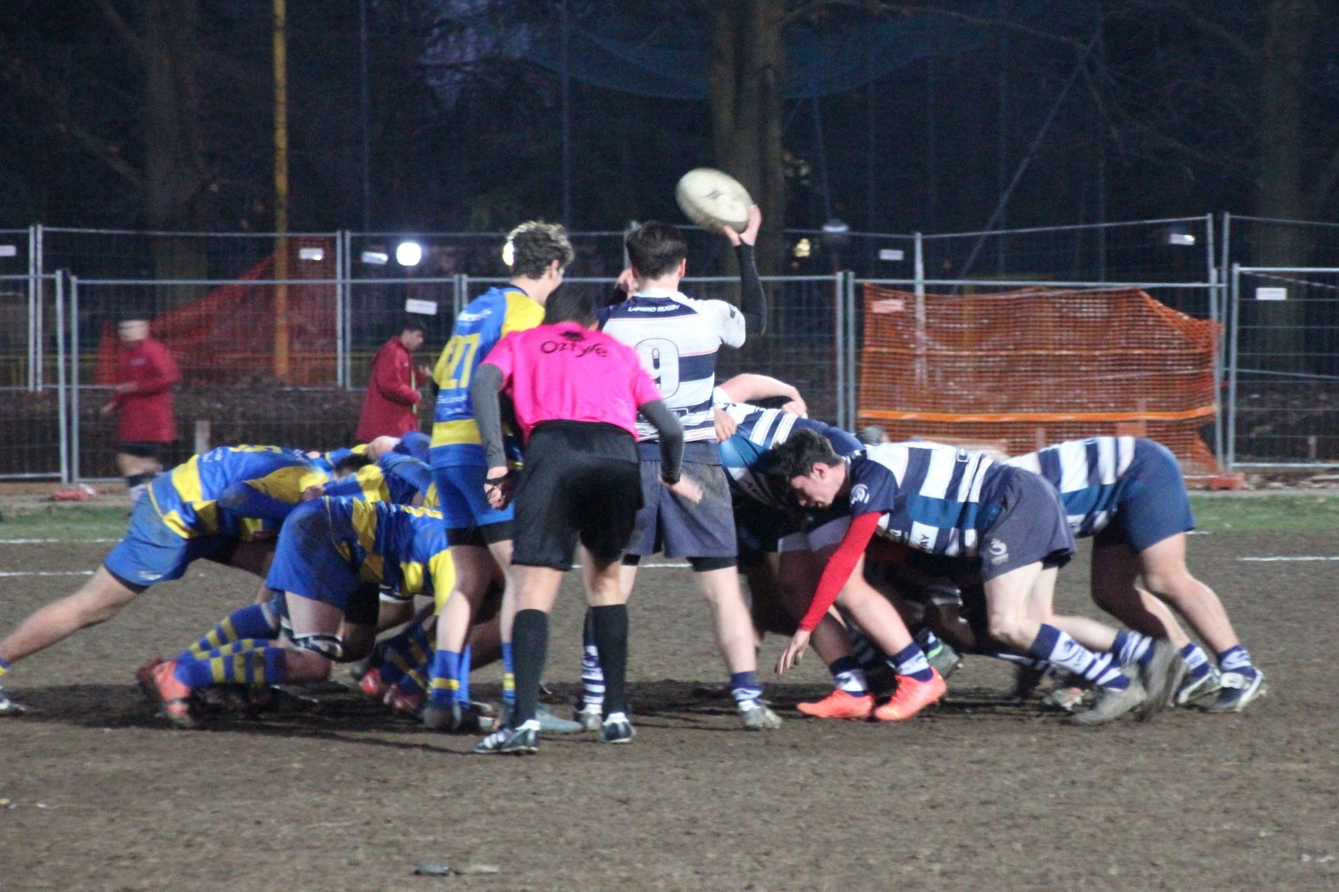 Un gruppo di persone sta giocando una partita di rugby su un campo.