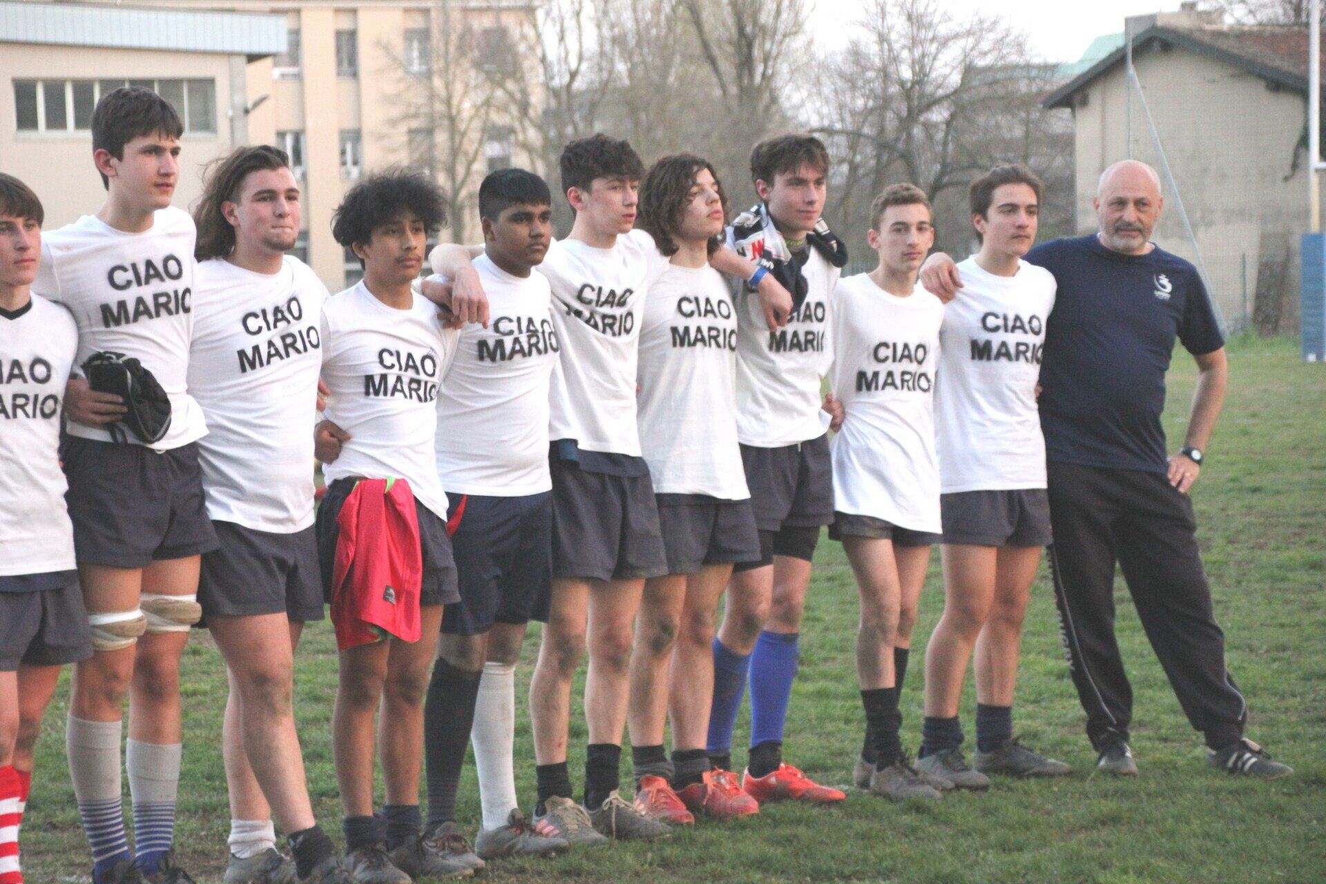Un gruppo di ragazzi che indossano camicie bianche con la scritta ciao mark