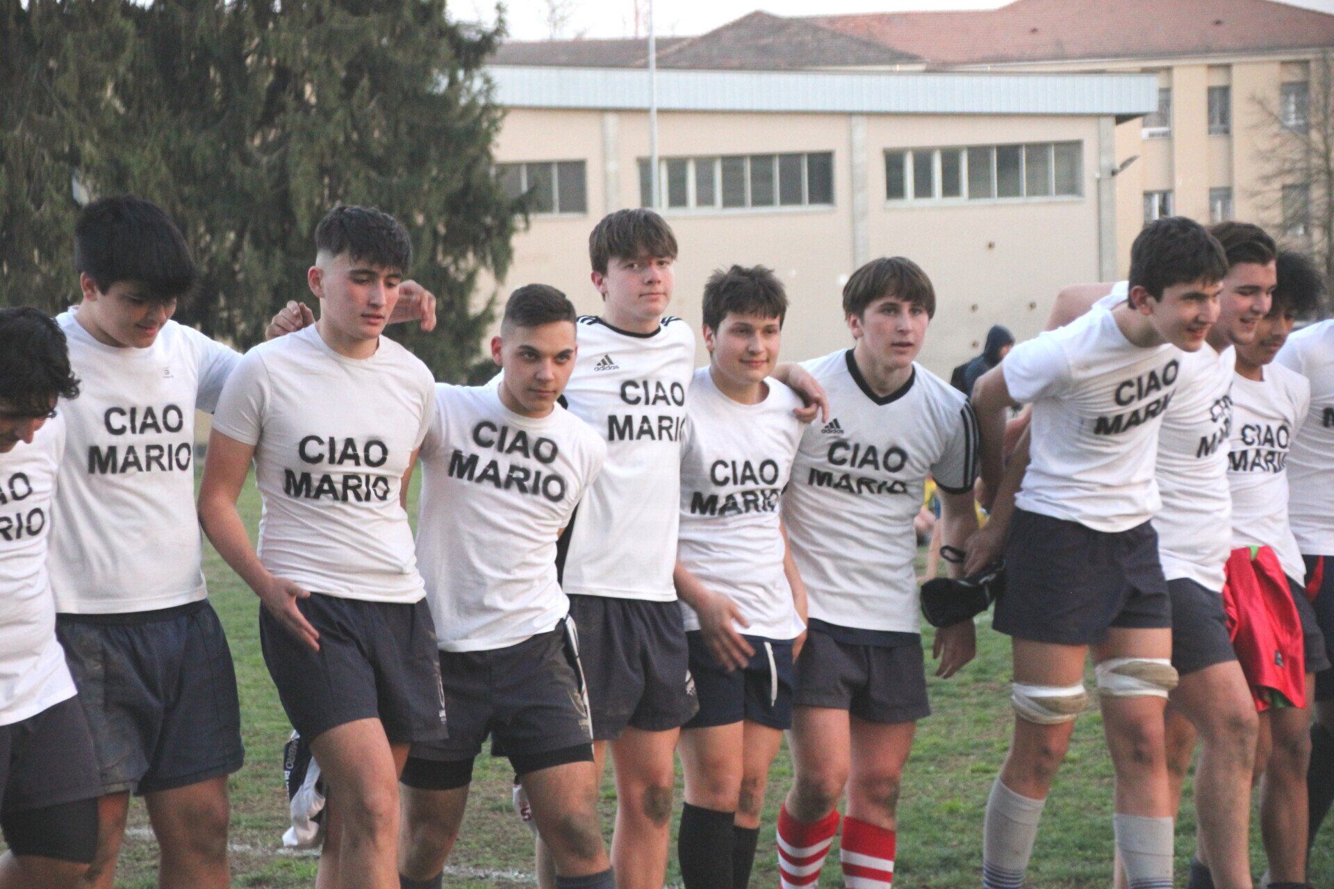 Un gruppo di giovani uomini che indossano magliette di ciao mario