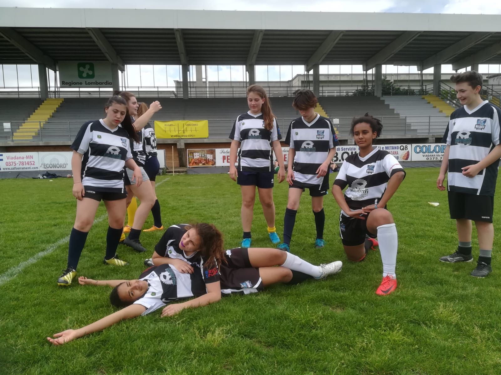 Un gruppo di giocatori di calcio posa per una foto su un campo.