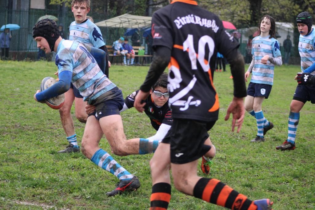 Un giocatore di rugby con il numero 10 sulla schiena