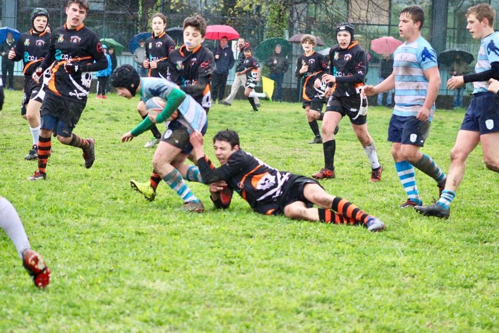 Un gruppo di giovani uomini sta giocando a rugby su un campo.