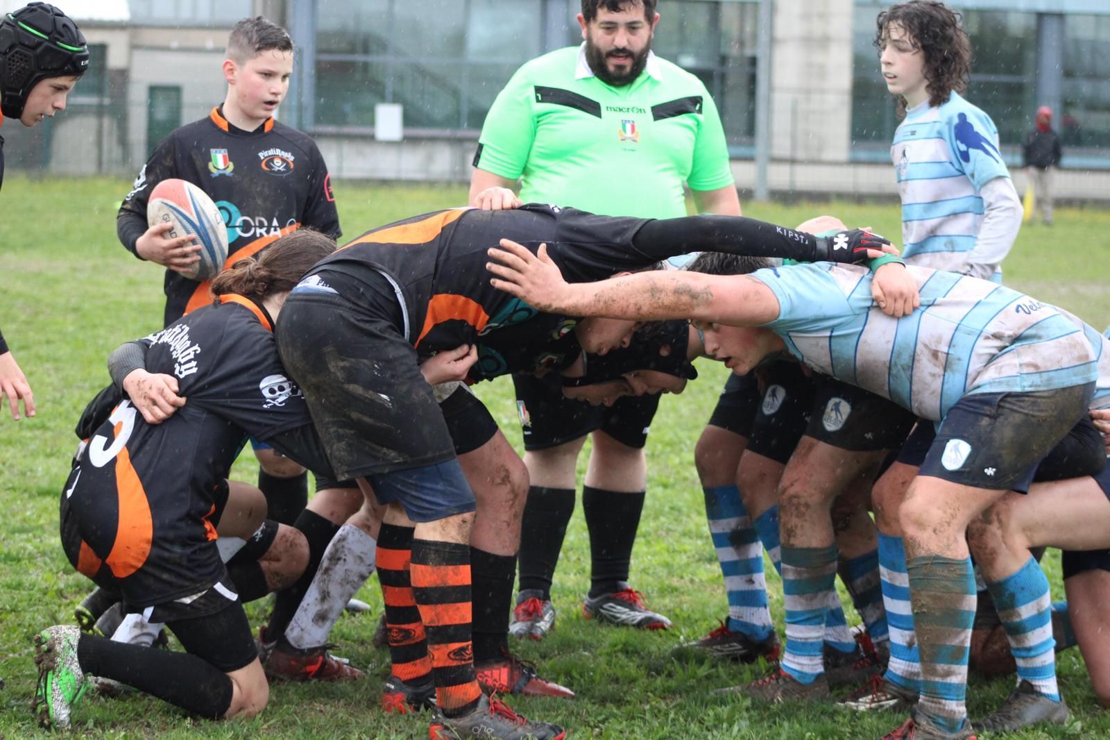 Un gruppo di giovani uomini sta giocando a rugby su un campo.