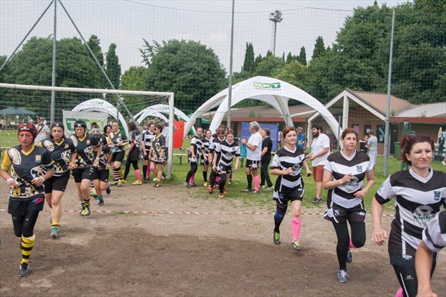 Un gruppo di persone sta correndo in un campo.