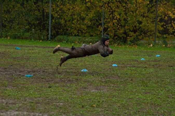 Una persona sta volando nell'aria in un campo.