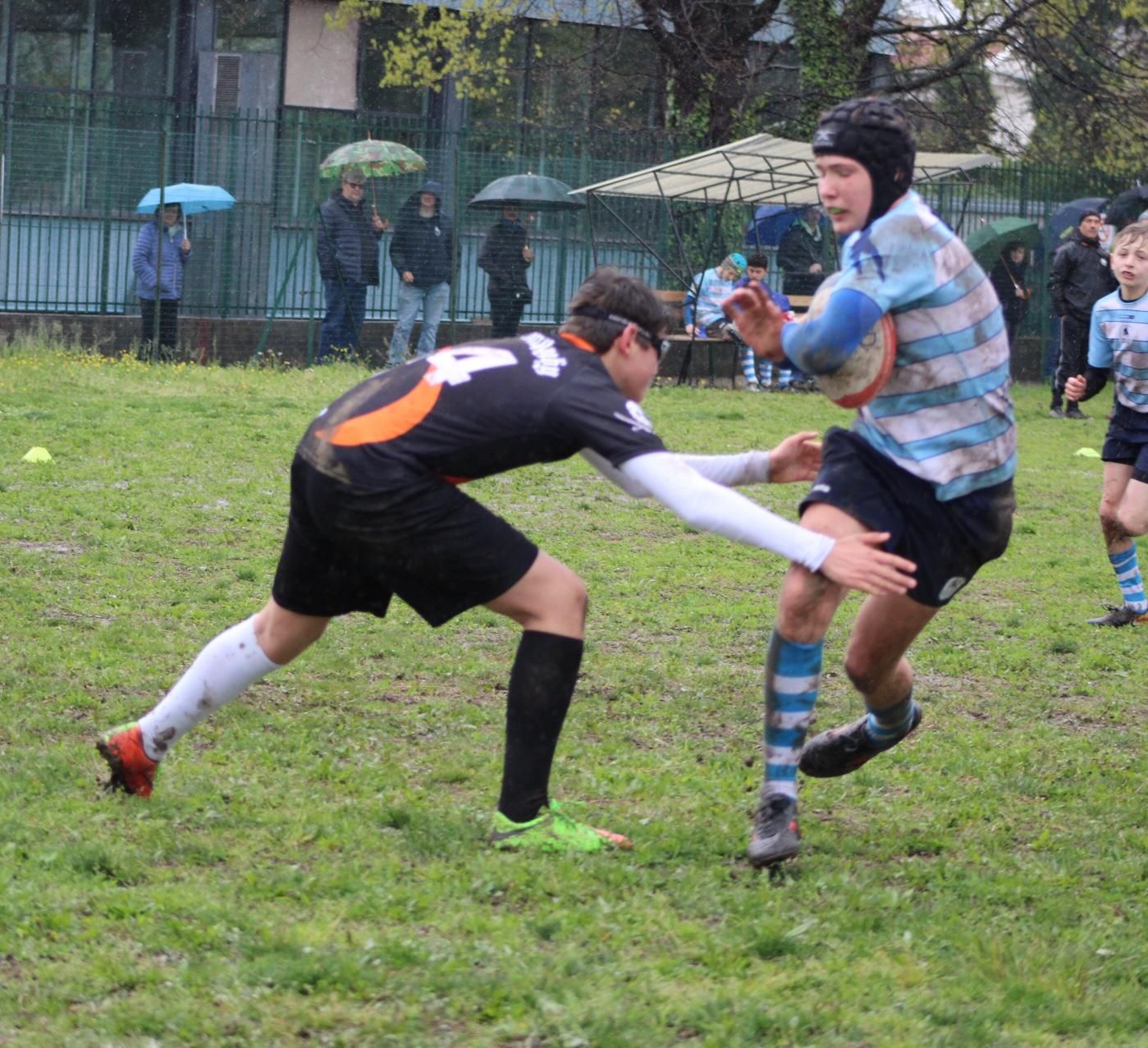 Due giocatori di calcio stanno giocando su un campo e uno di loro ha il numero 9 sulla schiena