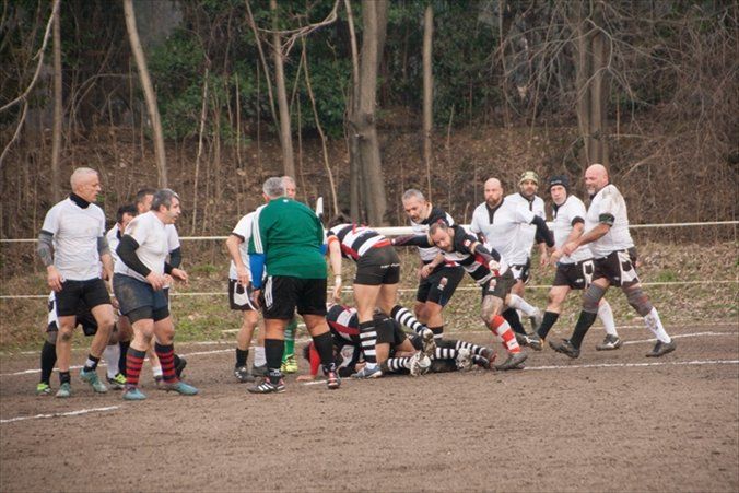 Un gruppo di uomini sta giocando a rugby su un campo.