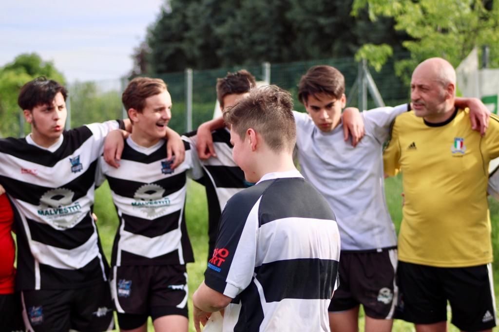 Un gruppo di giocatori di calcio posa per una foto