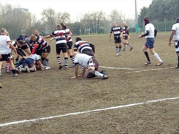 Un gruppo di giocatori di rugby sta giocando su un campo