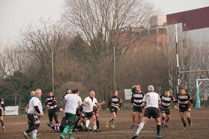 Un gruppo di uomini sta giocando una partita di rugby su un campo.