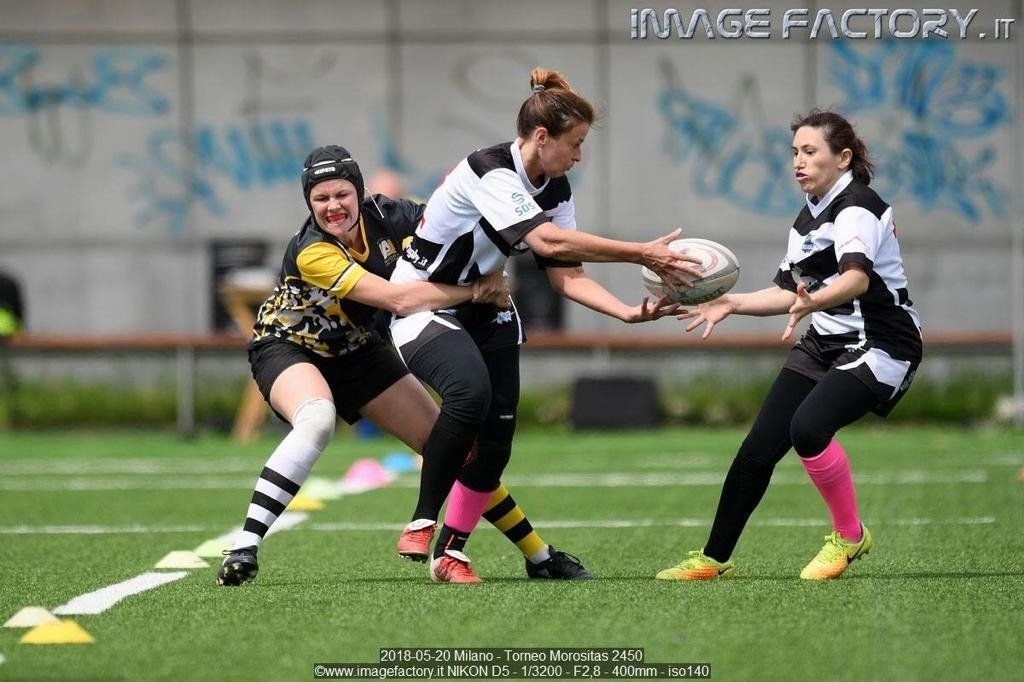 Un gruppo di donne sta giocando a rugby su un campo.