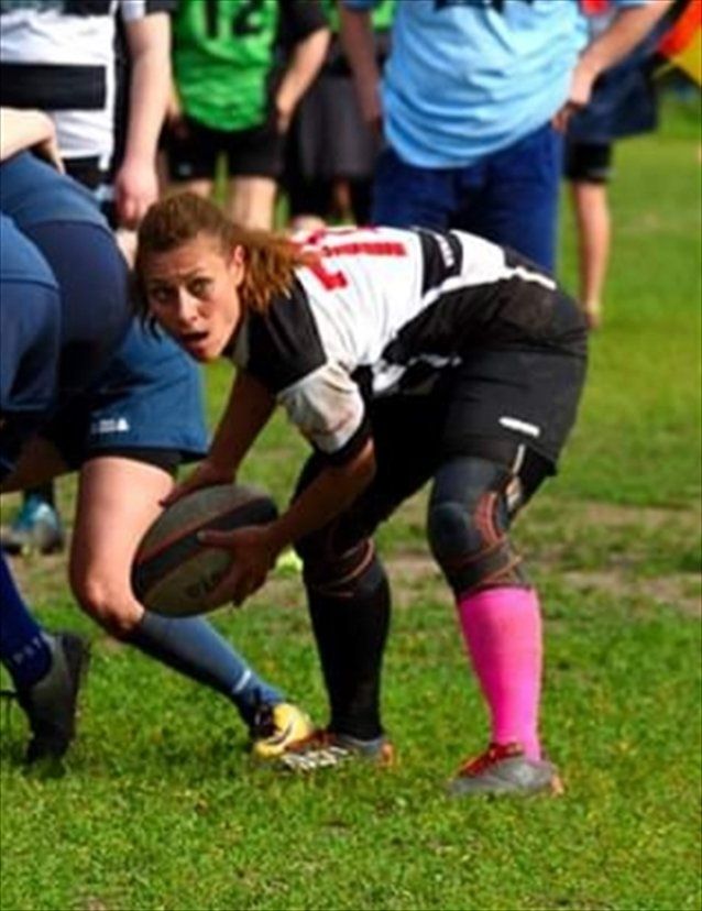 Una giocatrice di rugby con il numero 12 sulla maglia