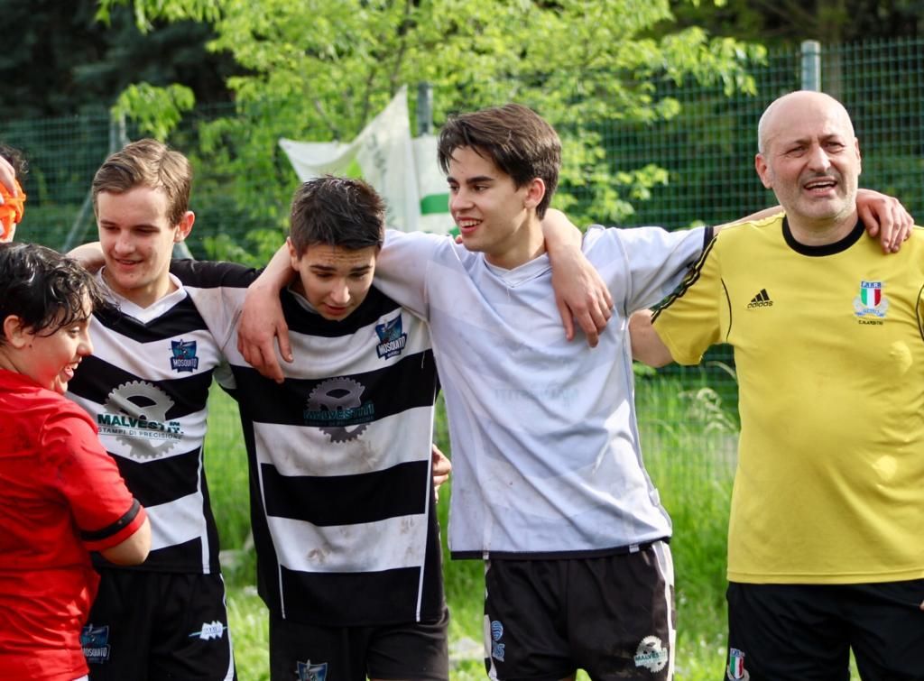 Un gruppo di giocatori di calcio posano insieme per una foto