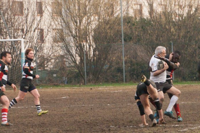 Un gruppo di persone sta giocando a rugby su un campo