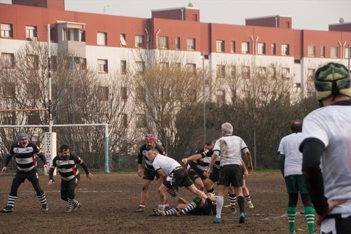 Un gruppo di uomini sta giocando una partita di rugby su un campo