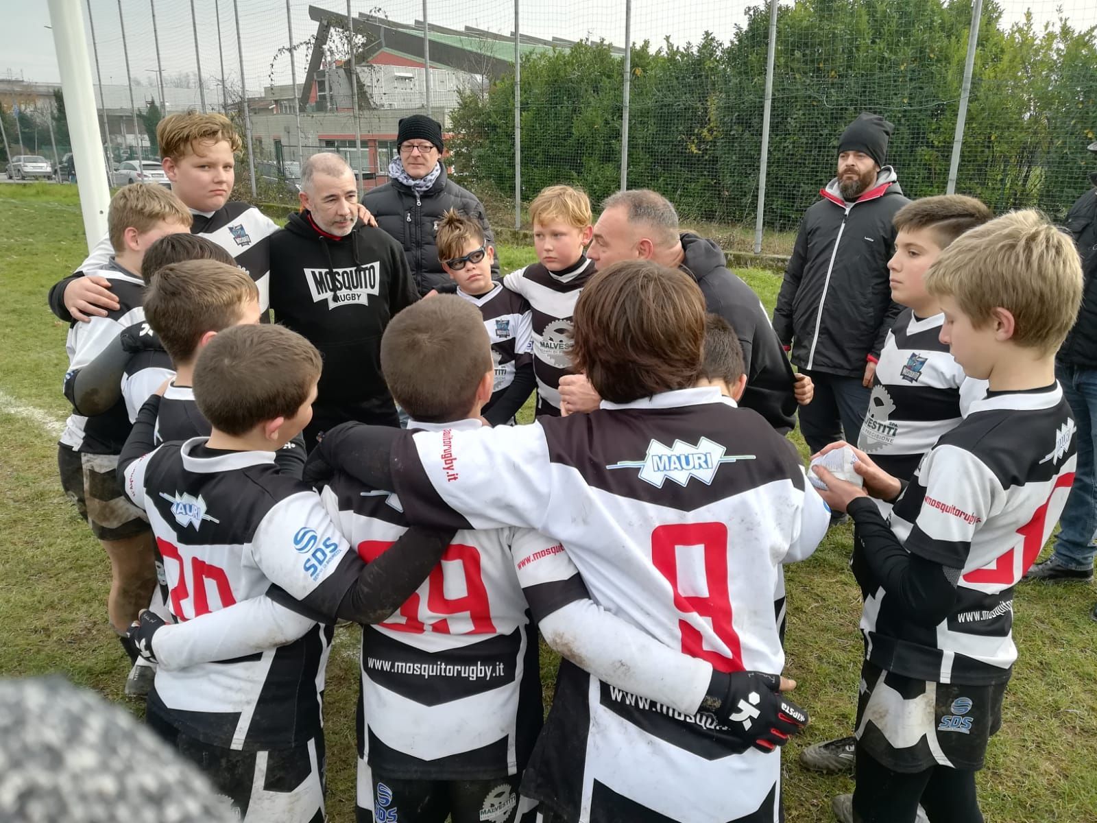 Un gruppo di ragazzi che indossano maglie bianche e nere con il numero 9