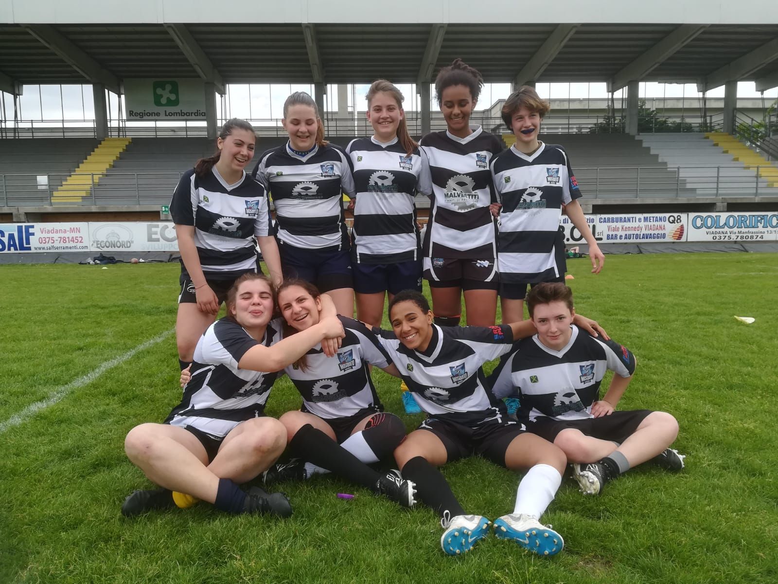 Un gruppo di persone che posano per una foto in un campo