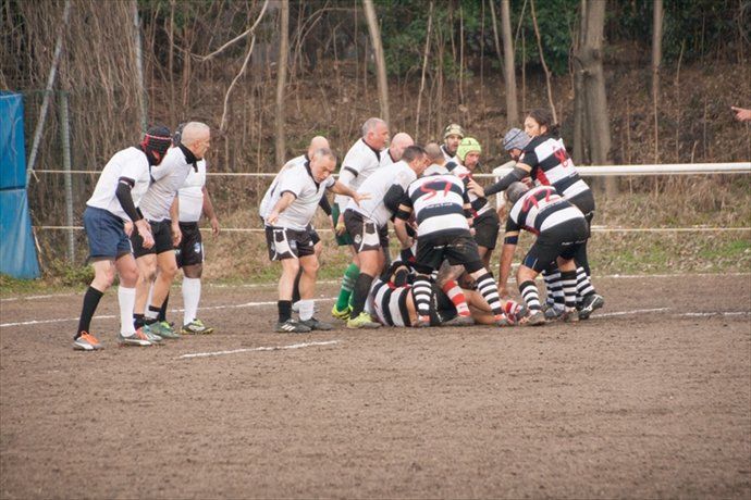 Un gruppo di uomini sta giocando a rugby su un campo.