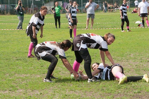 Un gruppo di persone sta giocando una partita di rugby su un campo.