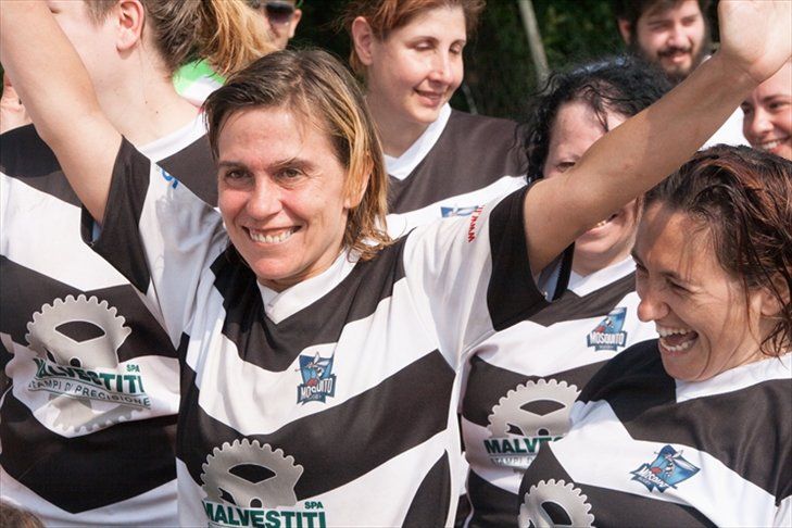 Un gruppo di donne che indossano camicie a righe bianche e nere con sopra dei malvestiti