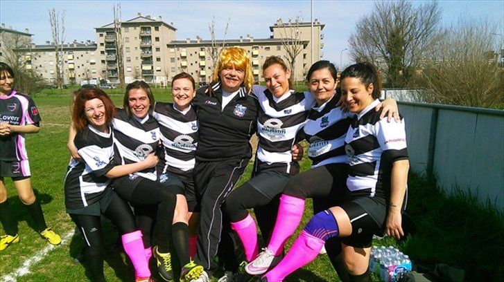 Un gruppo di donne posa per una foto in un campo