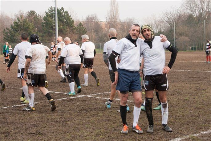 Due uomini sono in piedi uno accanto all'altro su un campo da calcio.