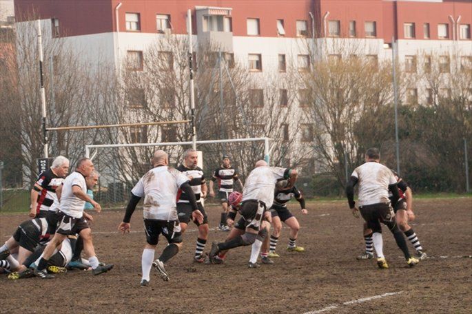 Un gruppo di uomini sta giocando una partita di rugby su un campo