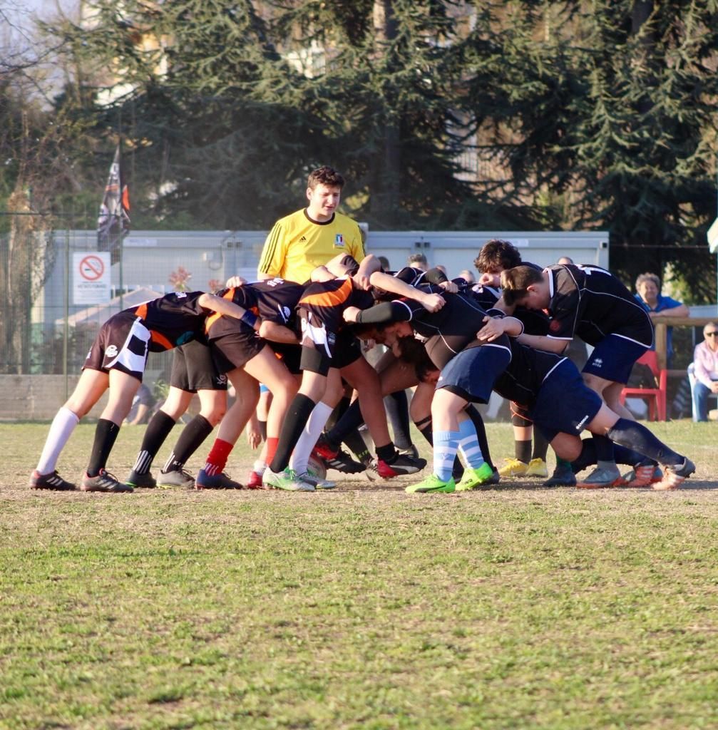 Un gruppo di giocatori di rugby sono ammassati insieme su un campo