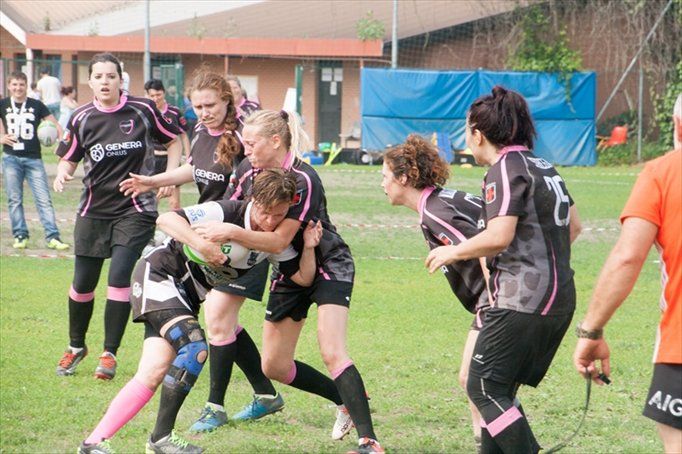 Un gruppo di donne sta giocando una partita di rugby su un campo.