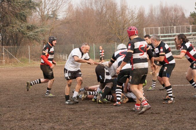 Un gruppo di giocatori di rugby sta giocando una partita su un campo