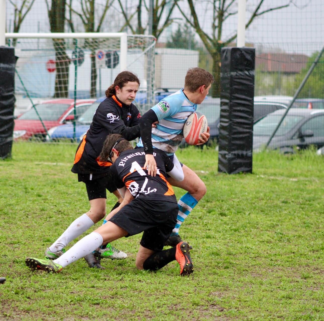 Un giocatore di rugby ha il numero 24 sulla schiena