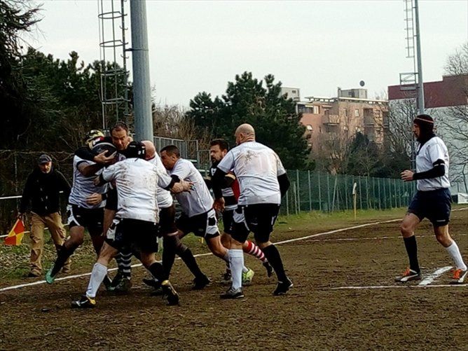 Un gruppo di uomini sta giocando a calcio su un campo