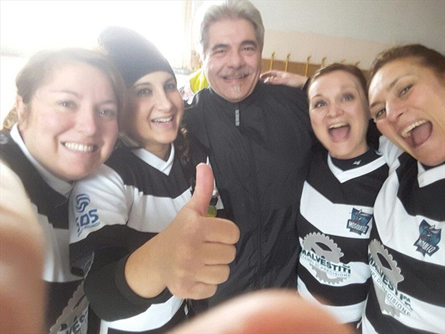 Un gruppo di persone posa per una foto e uno di loro fa il pollice in su