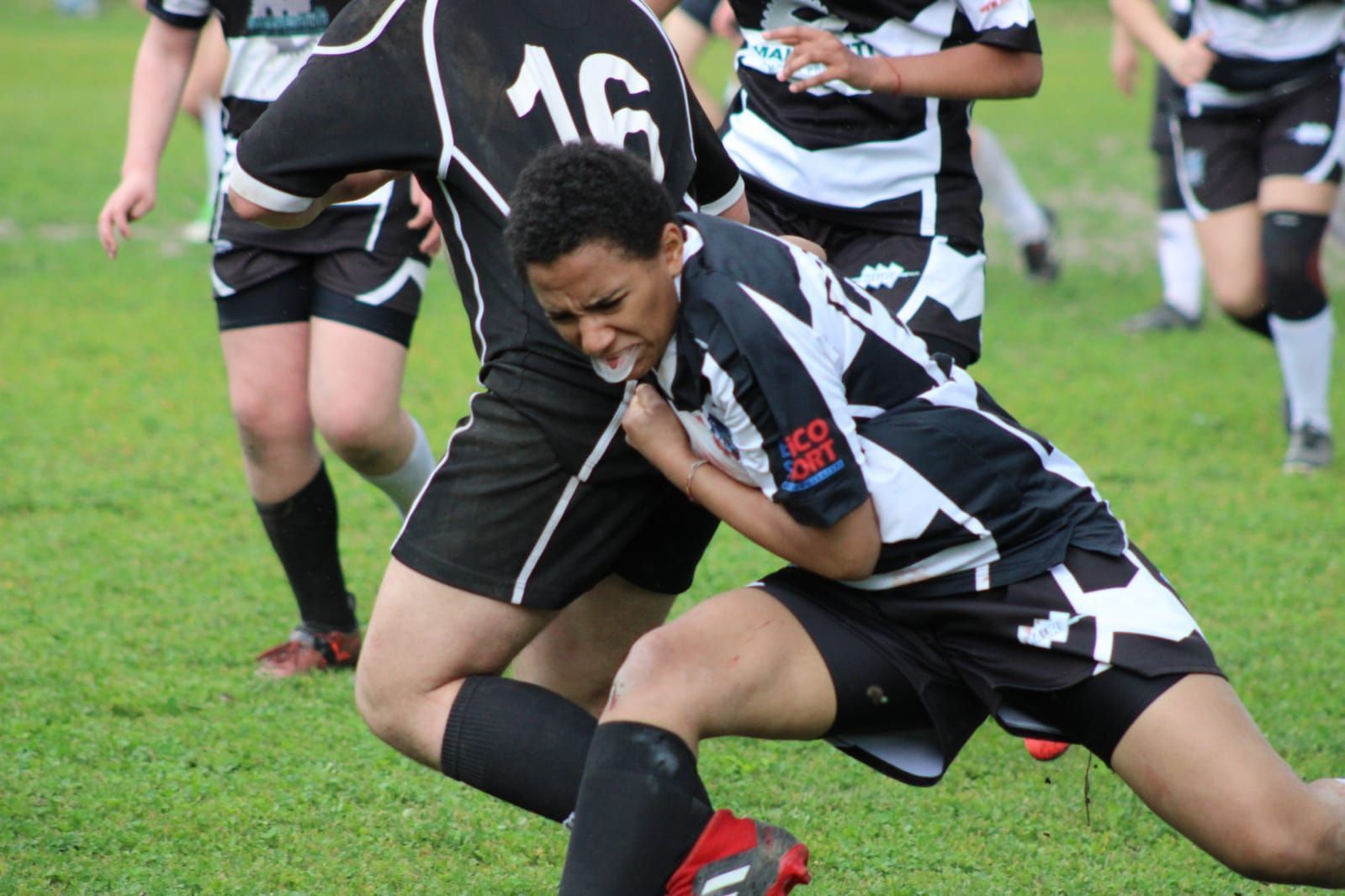 Un giocatore di calcio con il numero 16 sulla schiena
