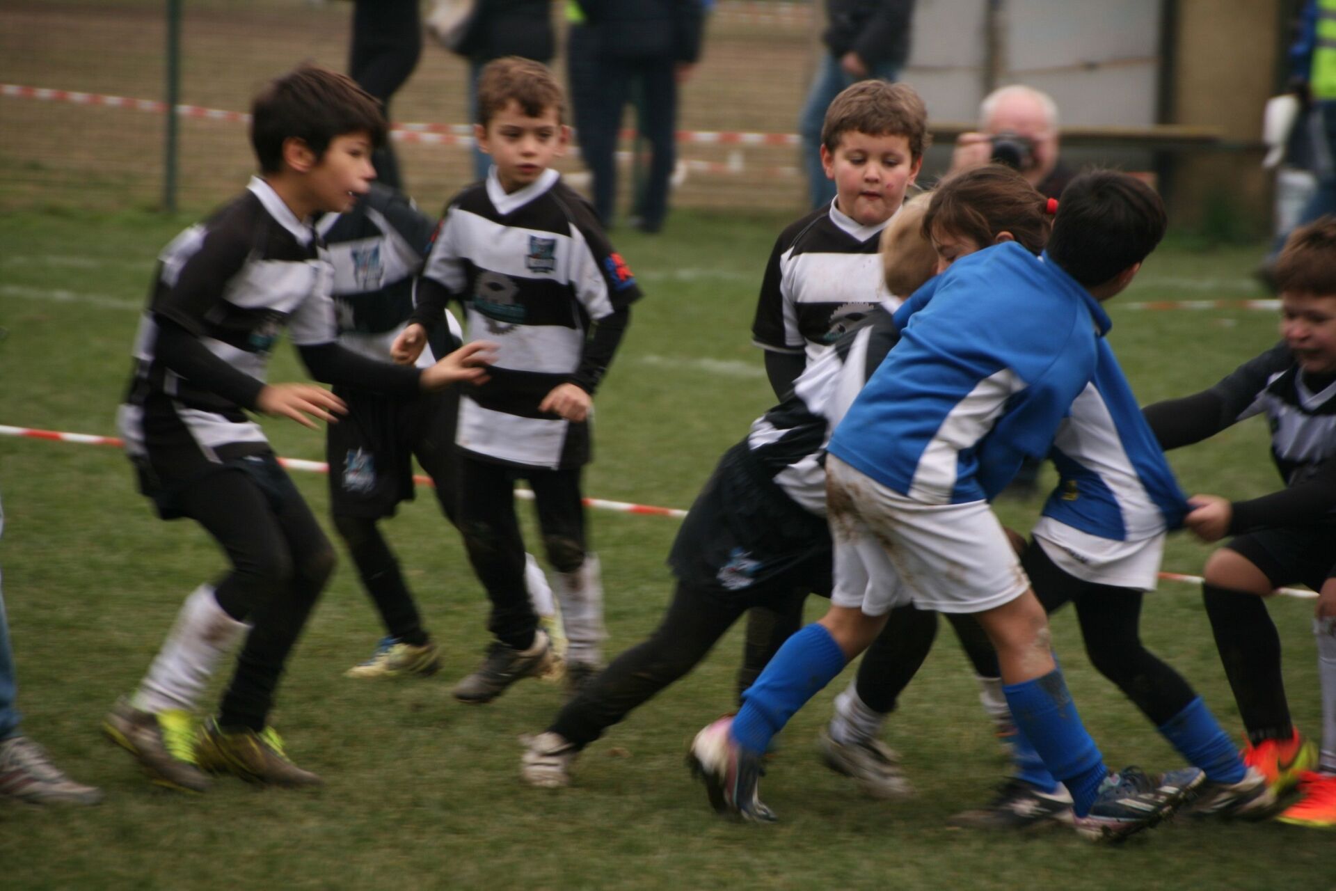 Un gruppo di ragazzi sta giocando a calcio in un campo.
