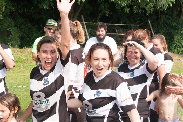 Un gruppo di persone che indossano magliette a righe bianche e nere con la scritta 