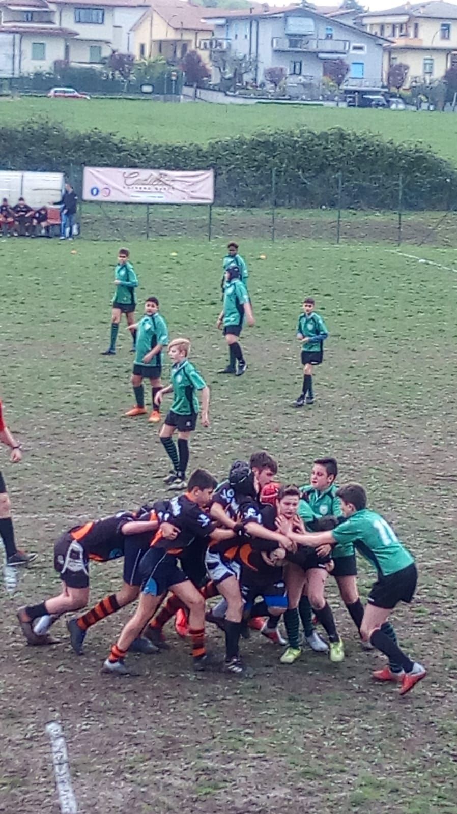 Un gruppo di persone sta giocando a rugby su un campo.