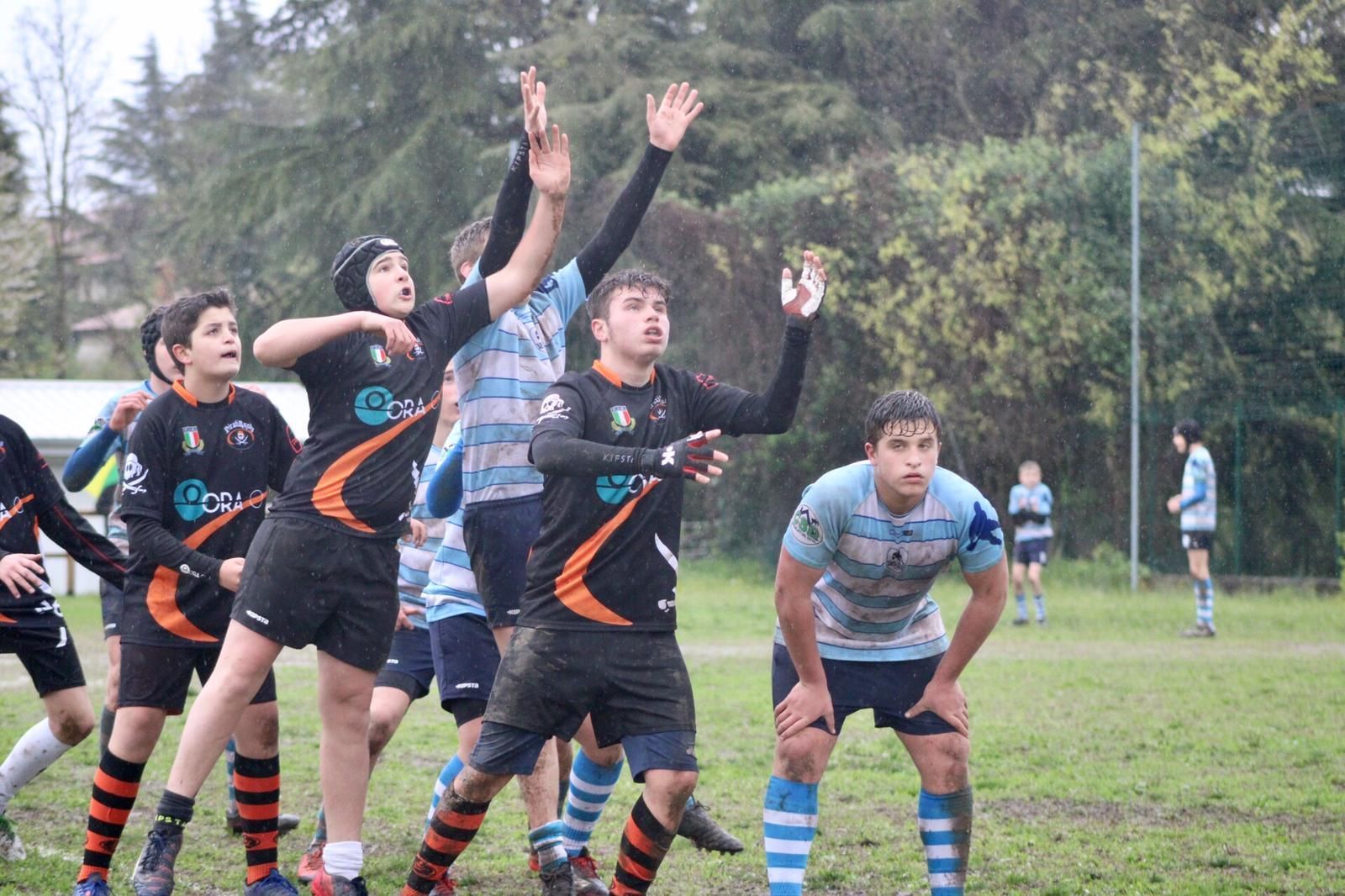 Un gruppo di giovani uomini sta giocando a rugby su un campo.