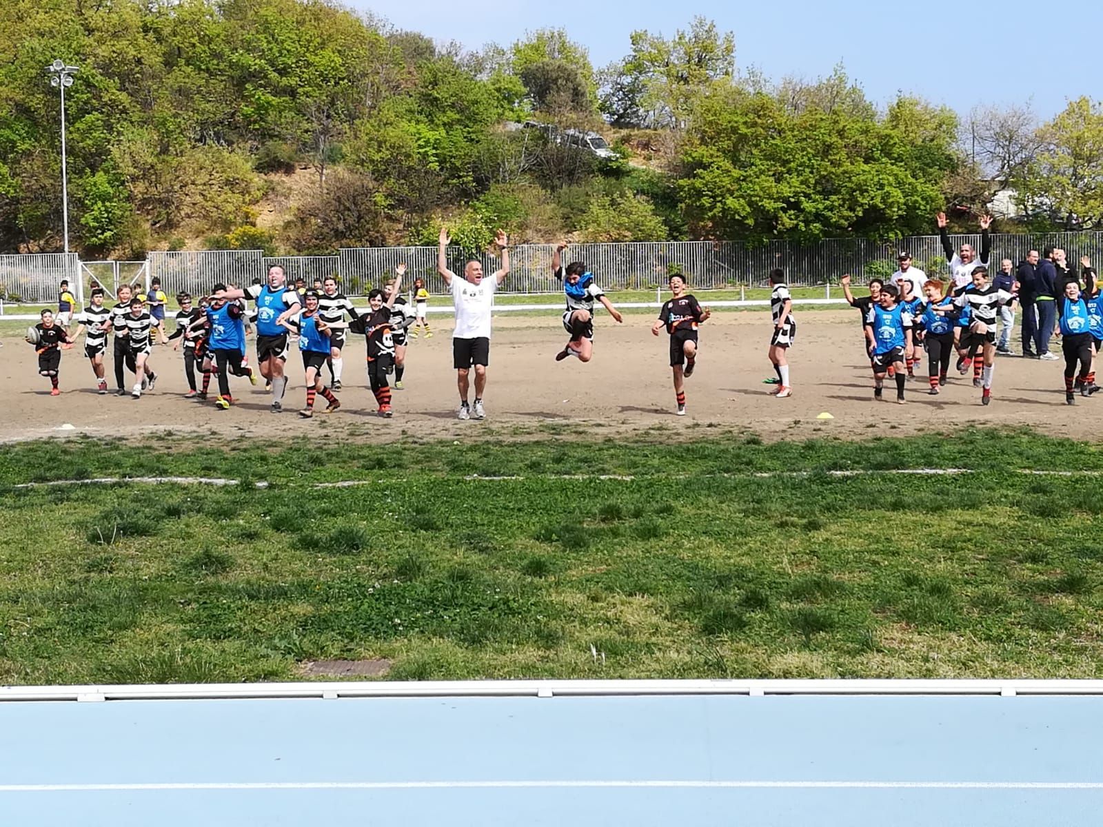 Un gruppo di bambini sta saltando in aria in un campo.