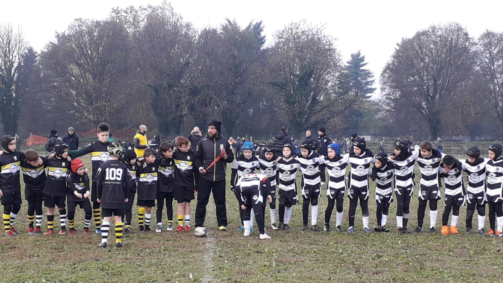 Un gruppo di bambini è in fila in un campo.