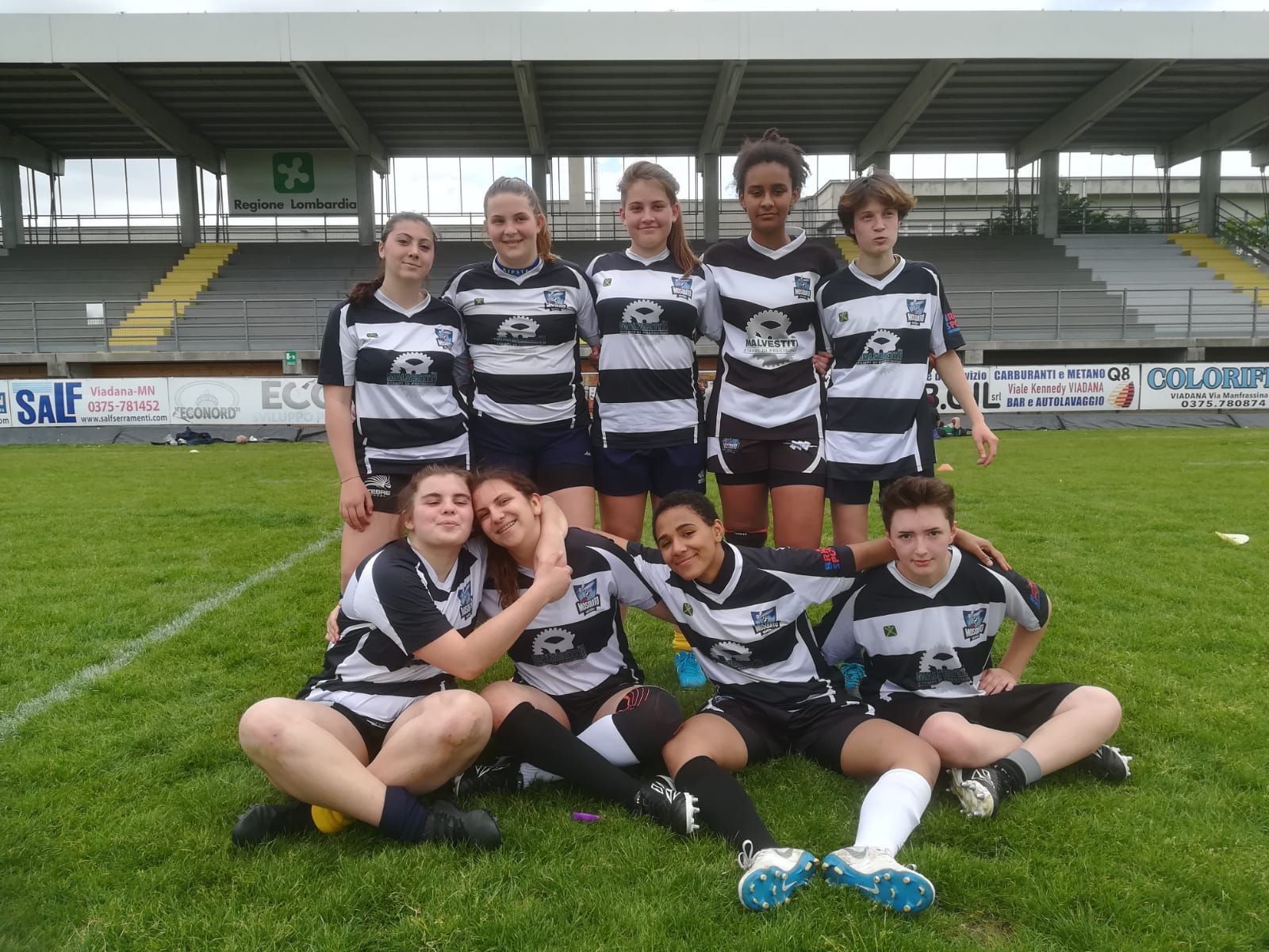 Un gruppo di giocatori di calcio che posano per una foto su un campo