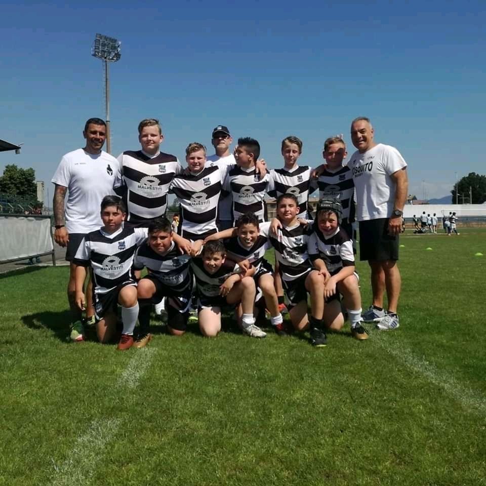 Un gruppo di giocatori di calcio che posano per una foto su un campo