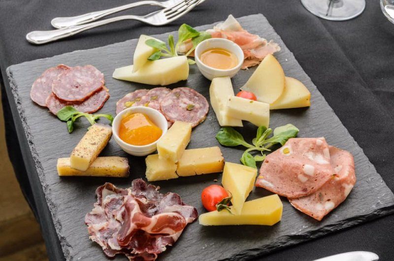 antipasti con formaggi e salumi locali