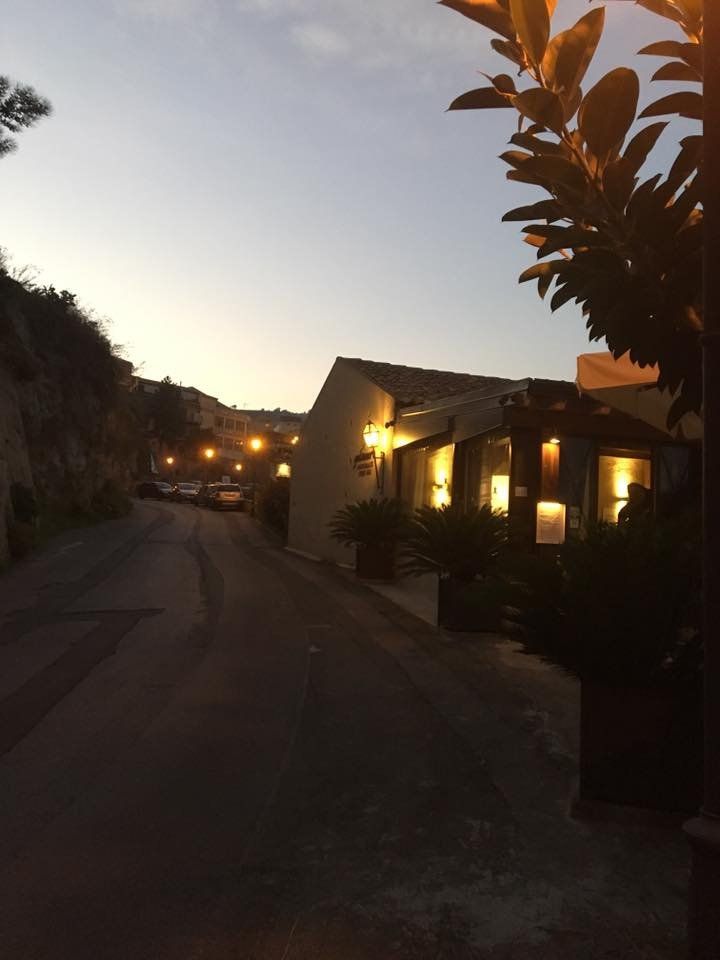 restaurant open at dinner time