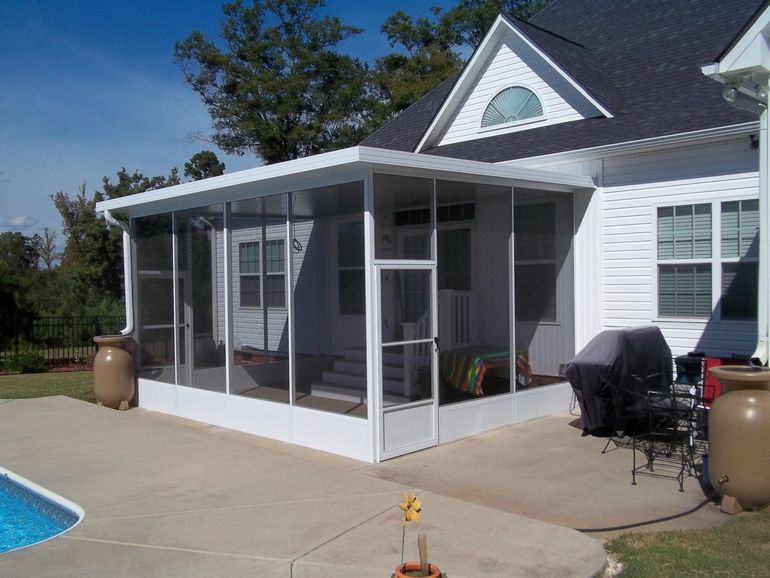 Insulated aluminum screen enclosure with knee wall